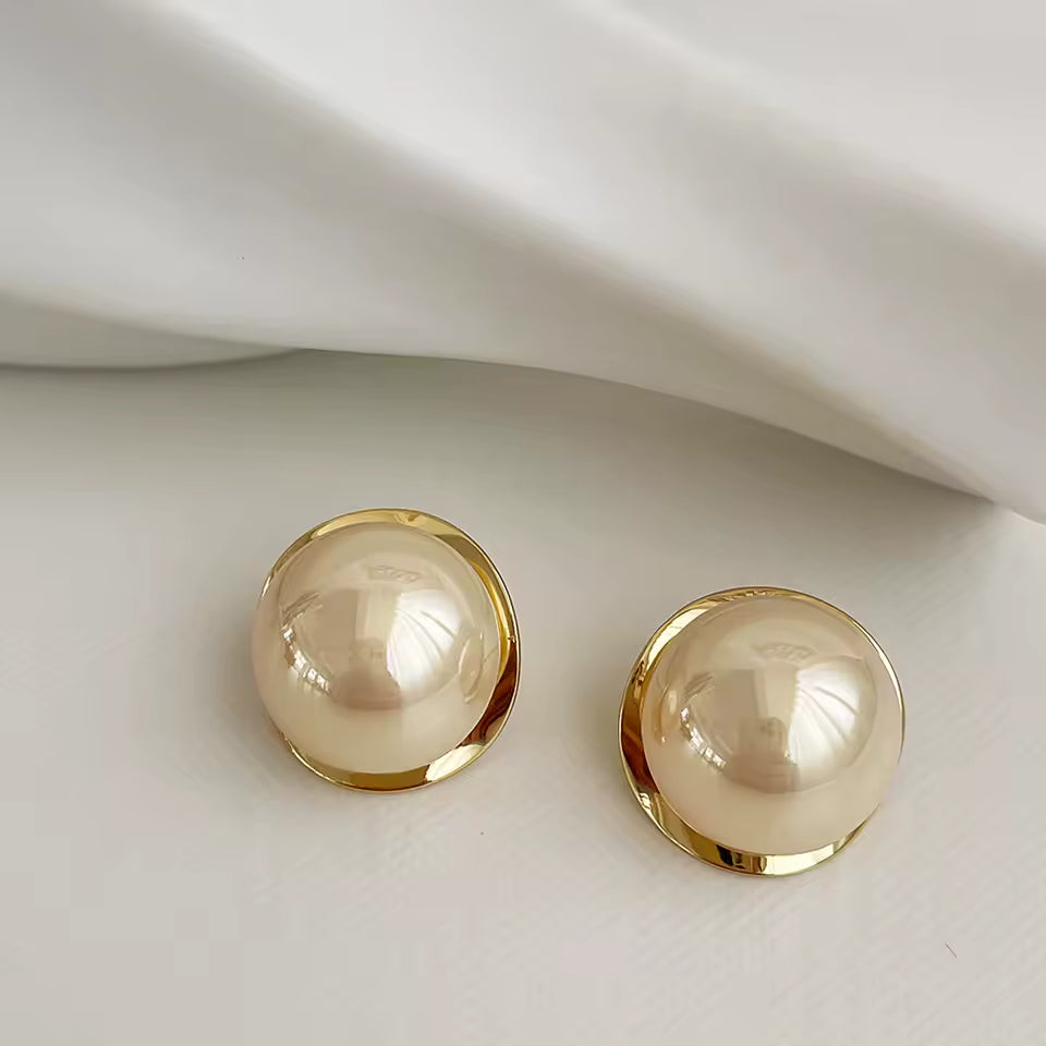 Elegant Gold Pearl Earrings – Minimalist Luxury Style