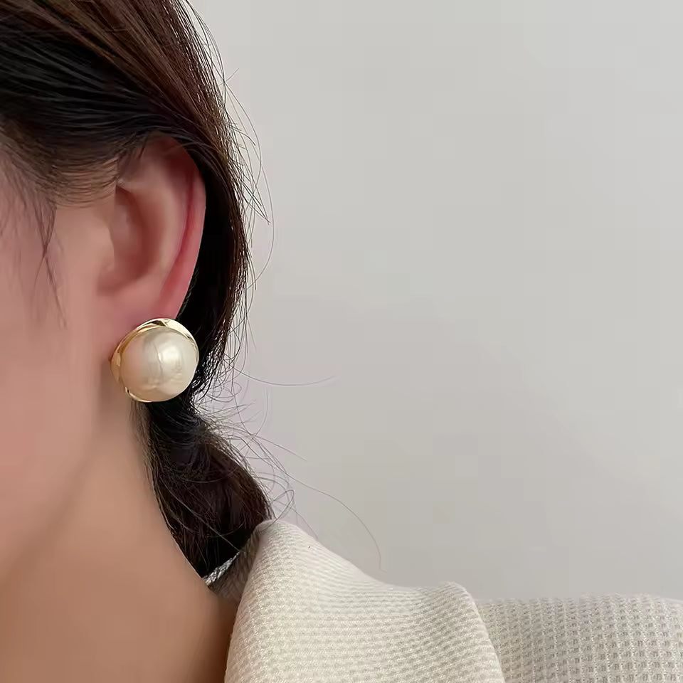 Elegant Gold Pearl Earrings – Minimalist Luxury Style